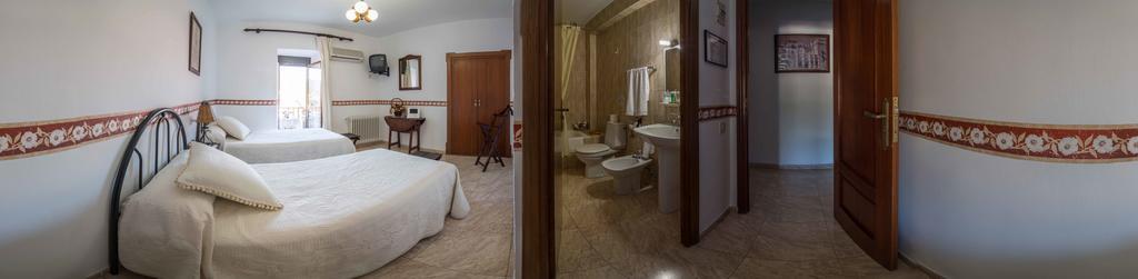 Hostal Alba Taruta Guadalupe  Exteriör bild