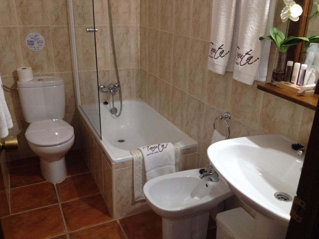 Hostal Alba Taruta Guadalupe  Exteriör bild