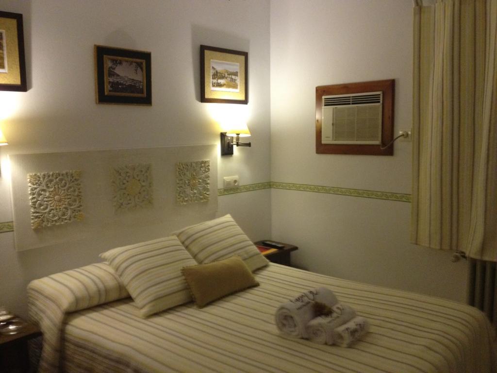 Hostal Alba Taruta Guadalupe  Exteriör bild