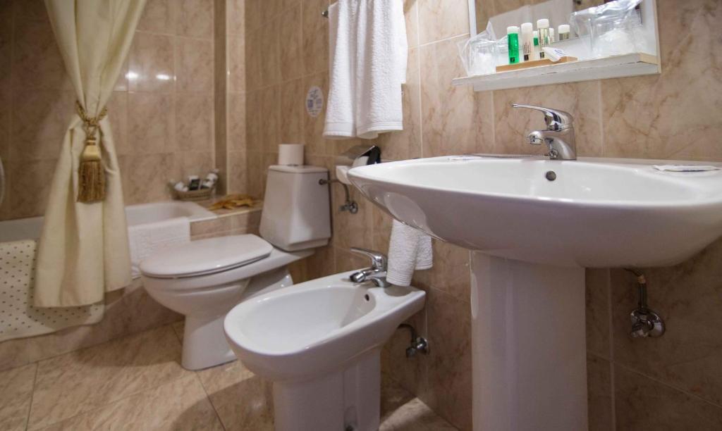 Hostal Alba Taruta Guadalupe  Exteriör bild