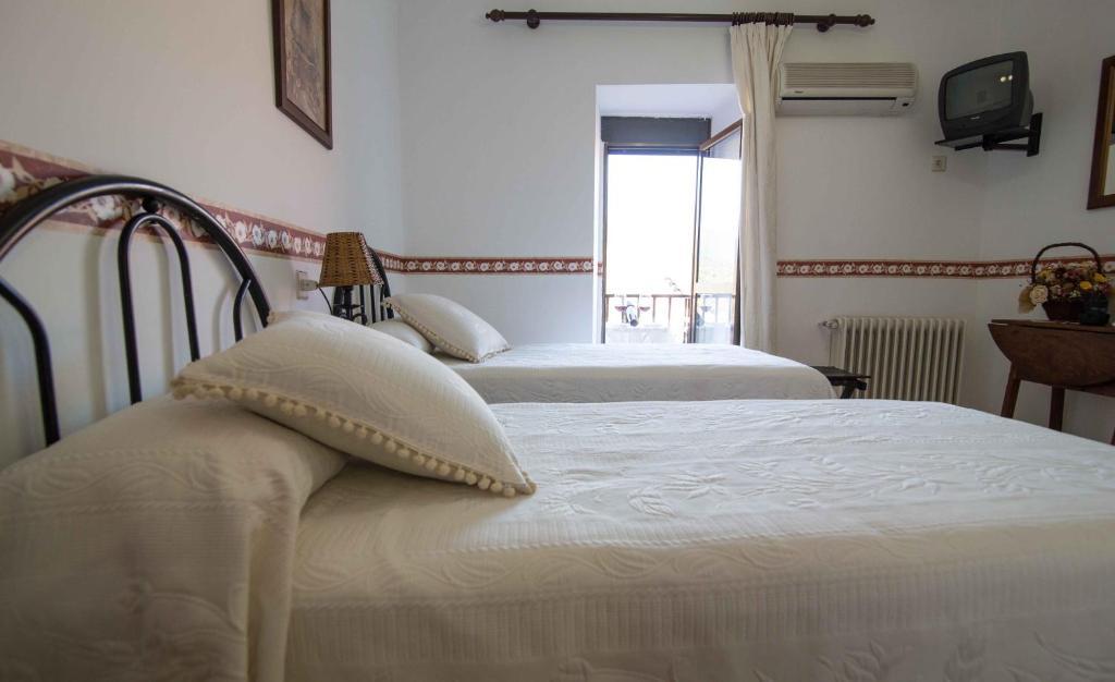 Hostal Alba Taruta Guadalupe  Exteriör bild